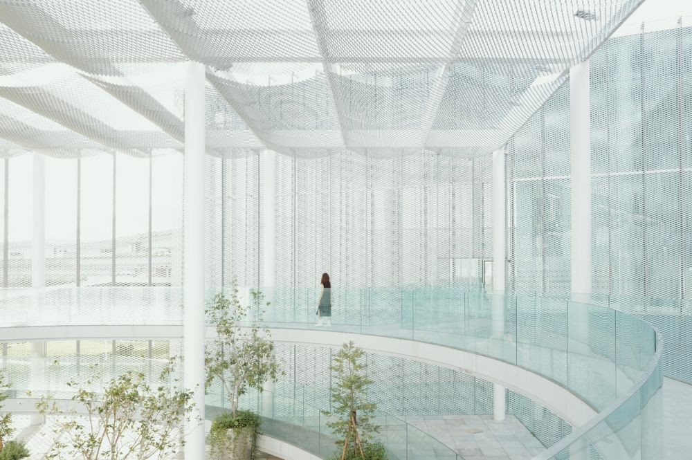 SANAA 團隊擅長利用建築設計回應周遭環境,綠美圖透過 8 個極簡純白量體,為台中水湳經貿園區注入更多可能。
