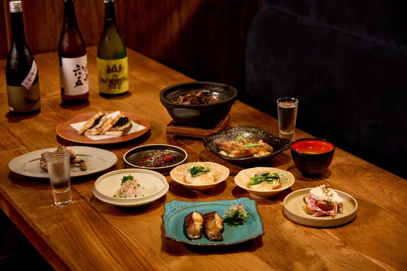 九道職人料理巧搭三款個性各異福岡銘酒,以日式深夜食堂的情懷,串起一段結合風土記憶的味覺之旅。
