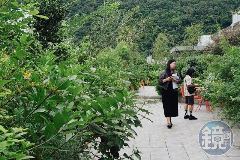 從8樓的天境套房或頂樓花園，可感受整片由景觀建築師吳書原精心打造的綠意花園。