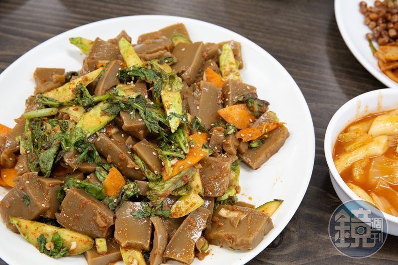 DMZ地區保持著大片原始林木與自然生態，當地餐廳延續這項飲食傳統，使用橡樹過果時製作成橡子凉粉，成為代表地域特色的健康料理。