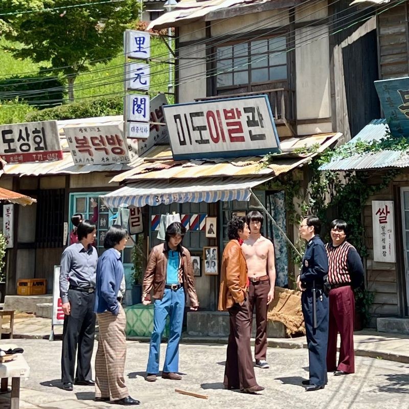 《下流大盜》復古場景非常考究與寫實,讓演員們能夠投入角色。(翻攝鄭允浩INS)