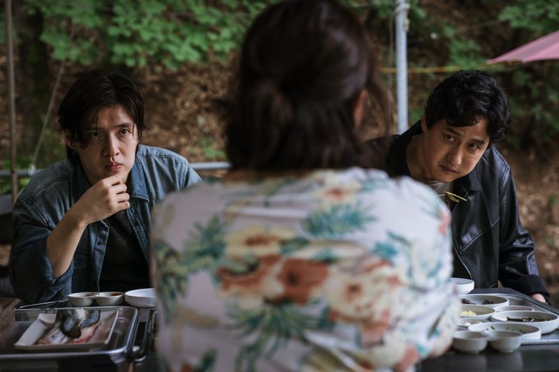 姜河那(左)與朴海俊主演《黑白線人》,拿下今年韓國R級電影冠軍。(可樂電影提供)