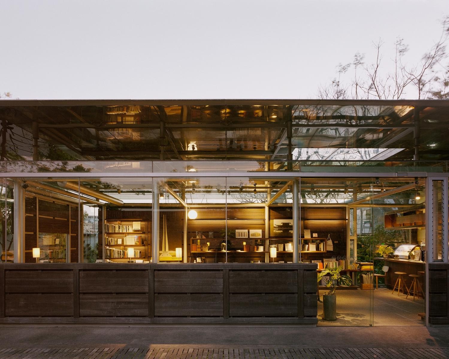 座落於台北圓山花博公園美術園區的「王大閎書軒 DH Café」，以建築師王大閎為主題打造的藝文咖啡空間，每一角都能感受店家的用心與品味。