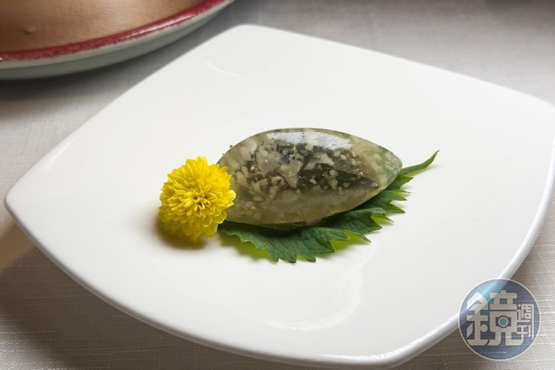 改良自傳統廣東開胃菜的「水晶皮蛋子薑」,一口就能吃進皮蛋、薑與醋細膩交融的美味。