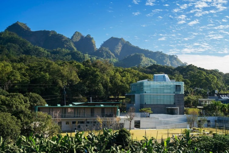 位於南投草屯九九峰山麓的毓繡美術館,由台灣中生代建築師廖偉立設計、清水工坊施作。