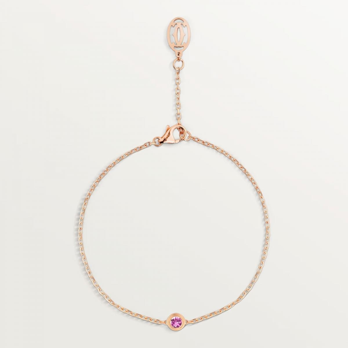 1938年的經典款式在 Cartier 的巧手下重現,Cartier d’Amour 手鍊以18K玫瑰金包裹一顆0.17克拉粉紅藍寶石,外圈鋪鑲鑽石讓寶石的柔粉色澤更顯浪漫。