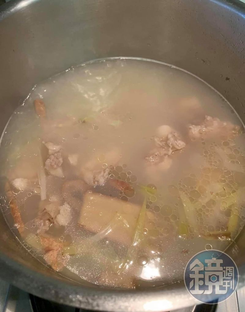 煮兩小時即可得到鮮美湯頭。