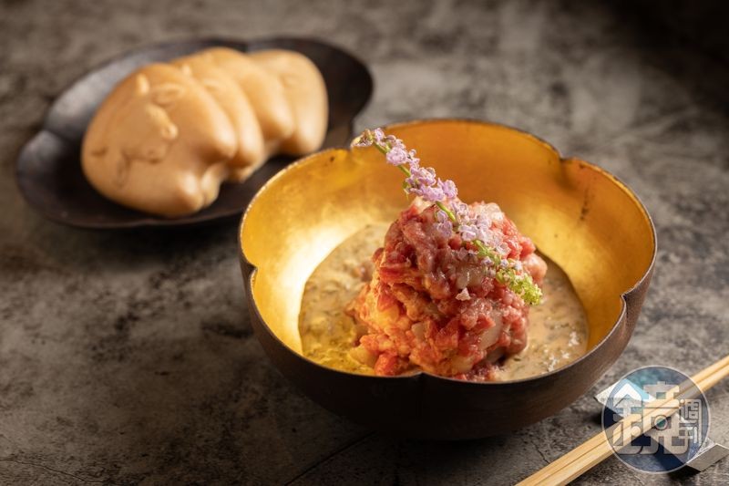 「和牛干貝塔塔」搭可愛牛造型最中餅一起吃,更添口感與食趣。(780元/份)