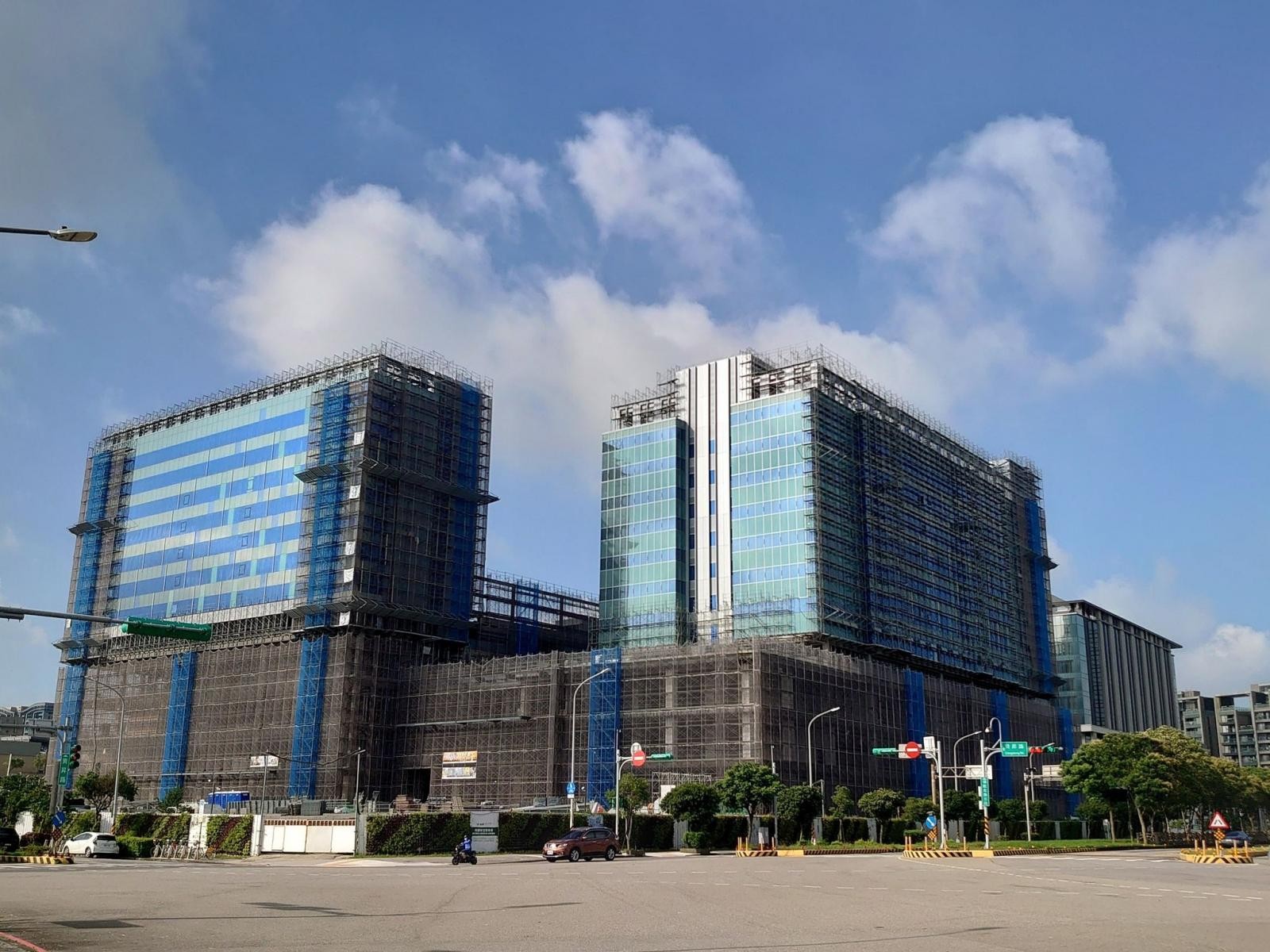 坐落於桃園高鐵站旁, 青埔置地廣場 B 區將規劃 12 層建築量體,1 至 3樓為 6,500 坪的商場空間,機能佔比為:餐飲 55%、零售 33%、娛樂 12%,4 至 12 樓則是 12,500 坪的商辦空間,預計 2026 年開幕