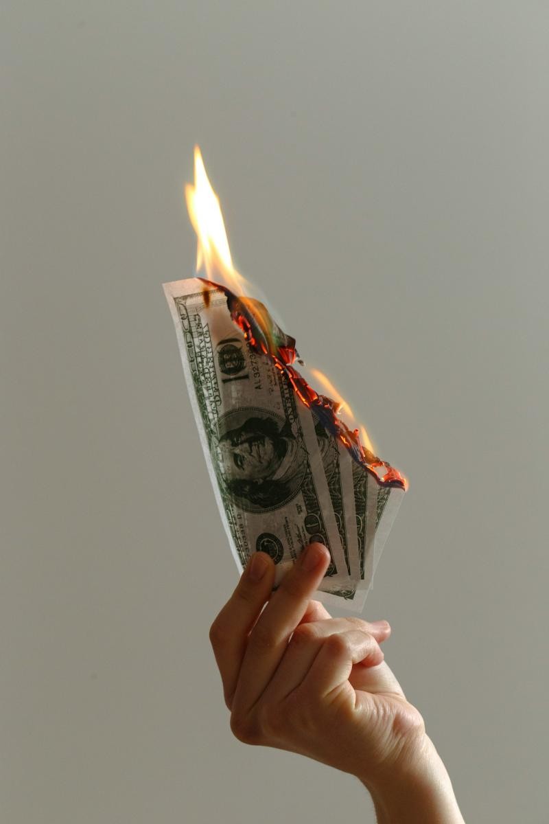 屬蛇值太歲,整體運勢波動較大,財運起伏不定,需謹慎處理金錢往來