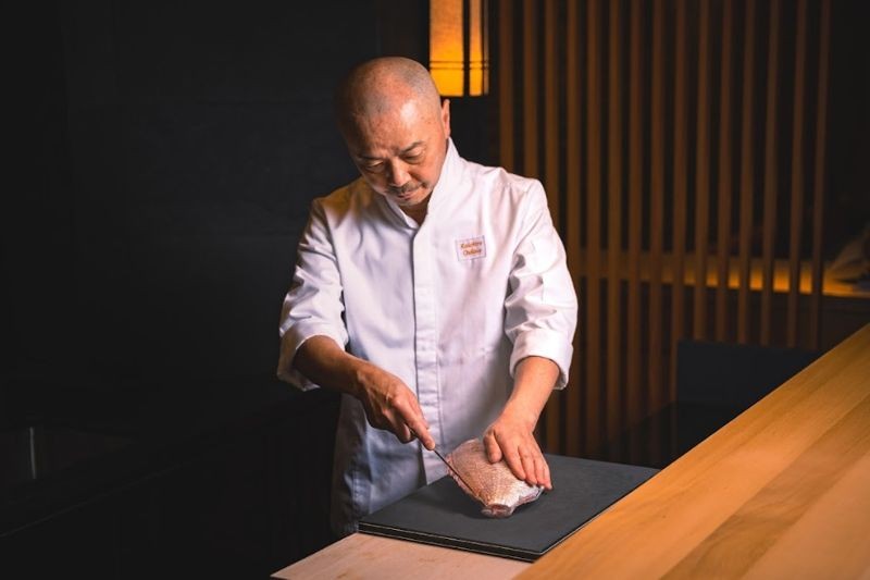 曾拿下亞洲五十佳餐廳年度廚師獎的押野亘一郎，1969年生，擔任「鮨職人」已近40年，技藝非常紮實。（赫士盟提供）