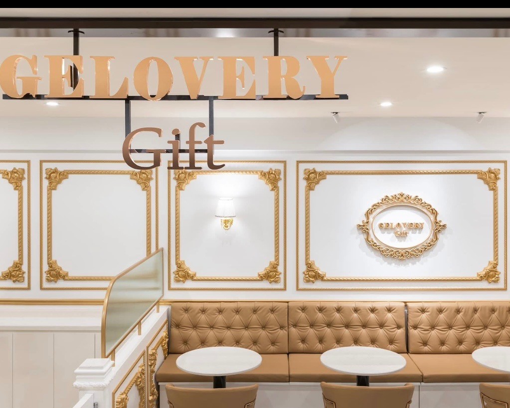 從裝潢到甜點都走優雅法式風情的蛋糕店「Gelovery Gift」，高雅明亮的環境就像造訪一家精品店一樣。