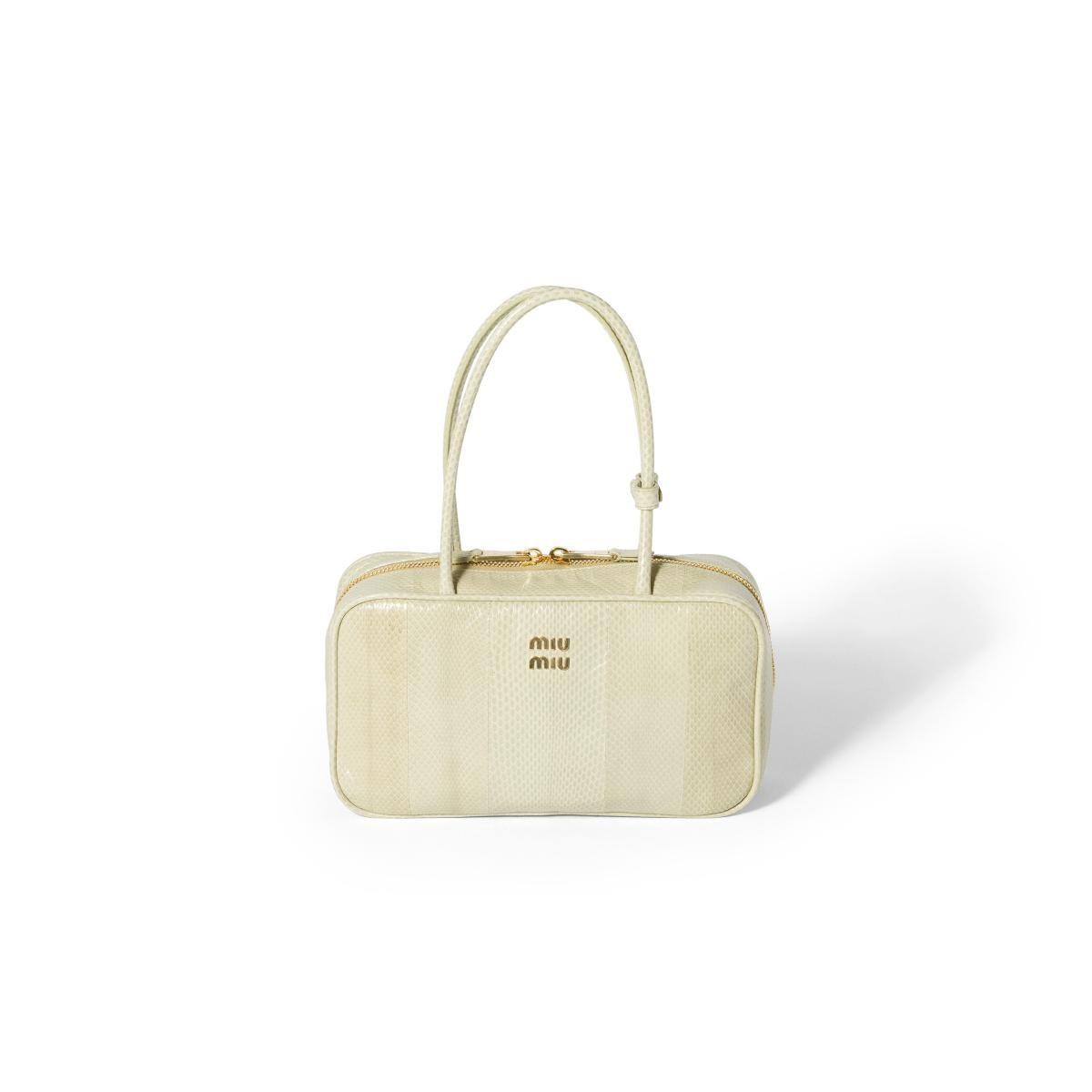 「Beau」是 Miu Miu 今年賣翻天的保齡球包！在本季品牌以中小型的尺寸呈現，搭配上蛇紋壓紋以及淡黃色，讓包袋表現出 Miu Miu 女孩個性與天美兼具的氣質。