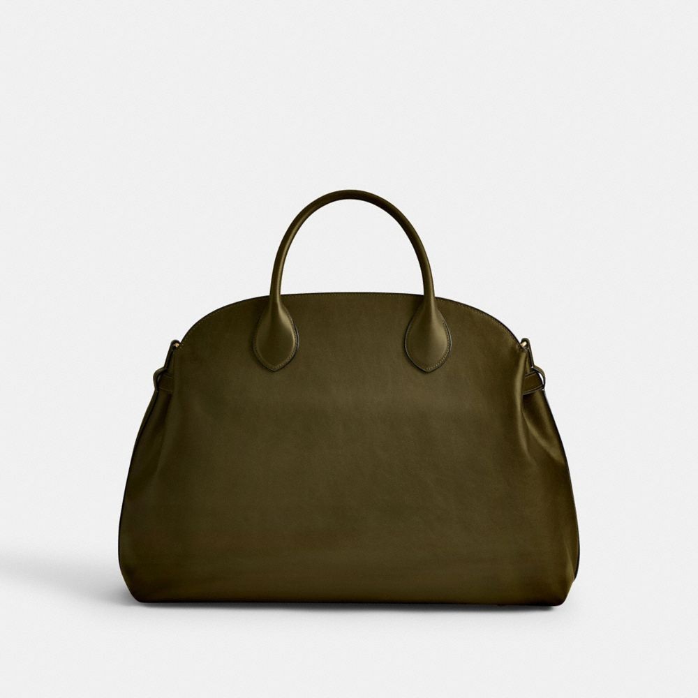 第一款我們想推薦的是「Empire 40Carryall」這款大包，極簡的外型，搭配上苔綠色的皮革，沒有過多繁瑣的設計，在製作上藉由皮的柔軟型塑出優雅的線條。