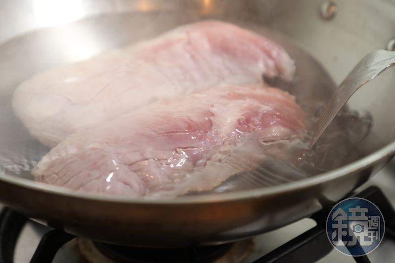 把老鼠肉(後腿腱)讓入滾水中。