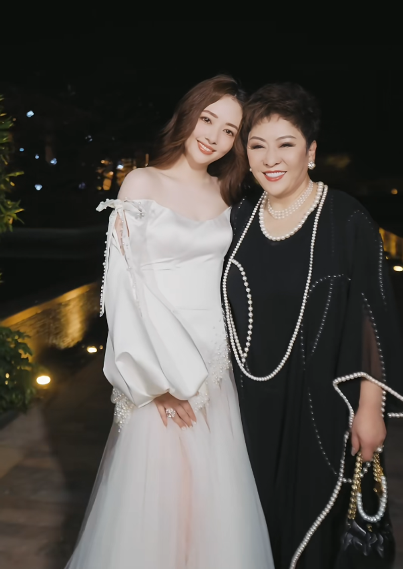 向太(右)和郭碧婷(左)婆媳關係好。(翻攝向太小紅書)