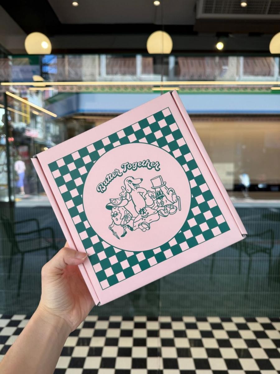 值得一提的是,Butter Together 店內大約 5 坪左右,在小小的空間,建構出一抹復古的英式氛圍。想要外帶的客人,店家更為三角司康身打造專屬紙盒包裝,巧妙地將司康拼成一個圓形蛋糕的模樣,是品牌最具代表性的設計之一