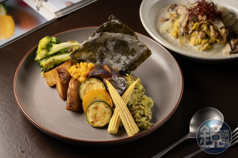 「蘑菇黃扁豆綠咖哩燉飯」透過香茅、檸檬葉、青龍椒等原型食材調製出獨特的風味與顏色,米飯在煮製過程中特別講究清洗方式與軟硬度,層次豐富。(480元/份)