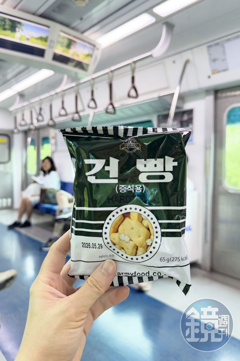 有獎徵答的獎品是韓國軍用口糧餅乾，口感香酥，讓旅途充滿意外的趣味。