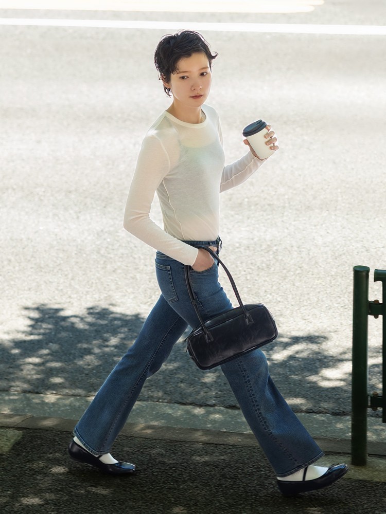 GU這款合身喇叭牛仔褲採用「Slim Flared」設計，上身貼合腰臀，下身自膝蓋微微展開，巧妙延伸腿部線條，讓身形看來更修長。
