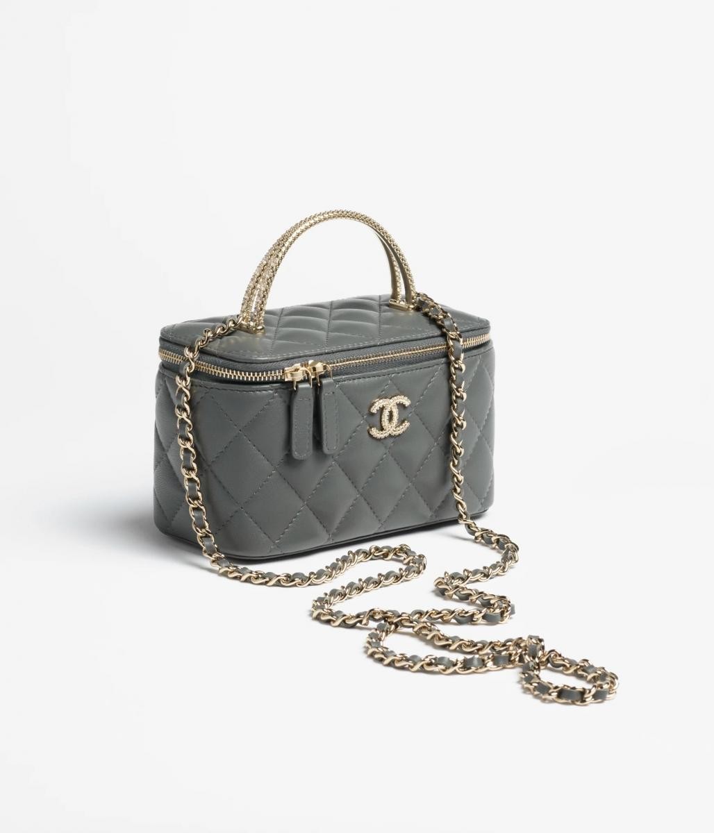 Chanel 化妝盒包一直是許多女孩的心頭好，這次品牌以較為長型的線條為設計，搭配上典雅的灰色系呈現，讓這款包能融入各種搭配之餘，還能帶給女孩好氣質。