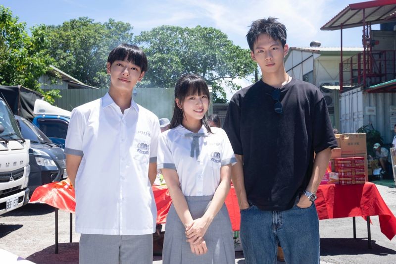 劉修甫(左起)、項婕如、吳念軒拍《夜半11點學校見》建立好交情。(三匠影視)