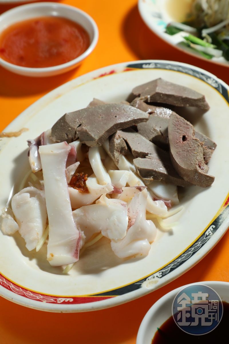 「花枝與豬肝」的火候正好,鮮嫩中帶著甜味。(100元/份)