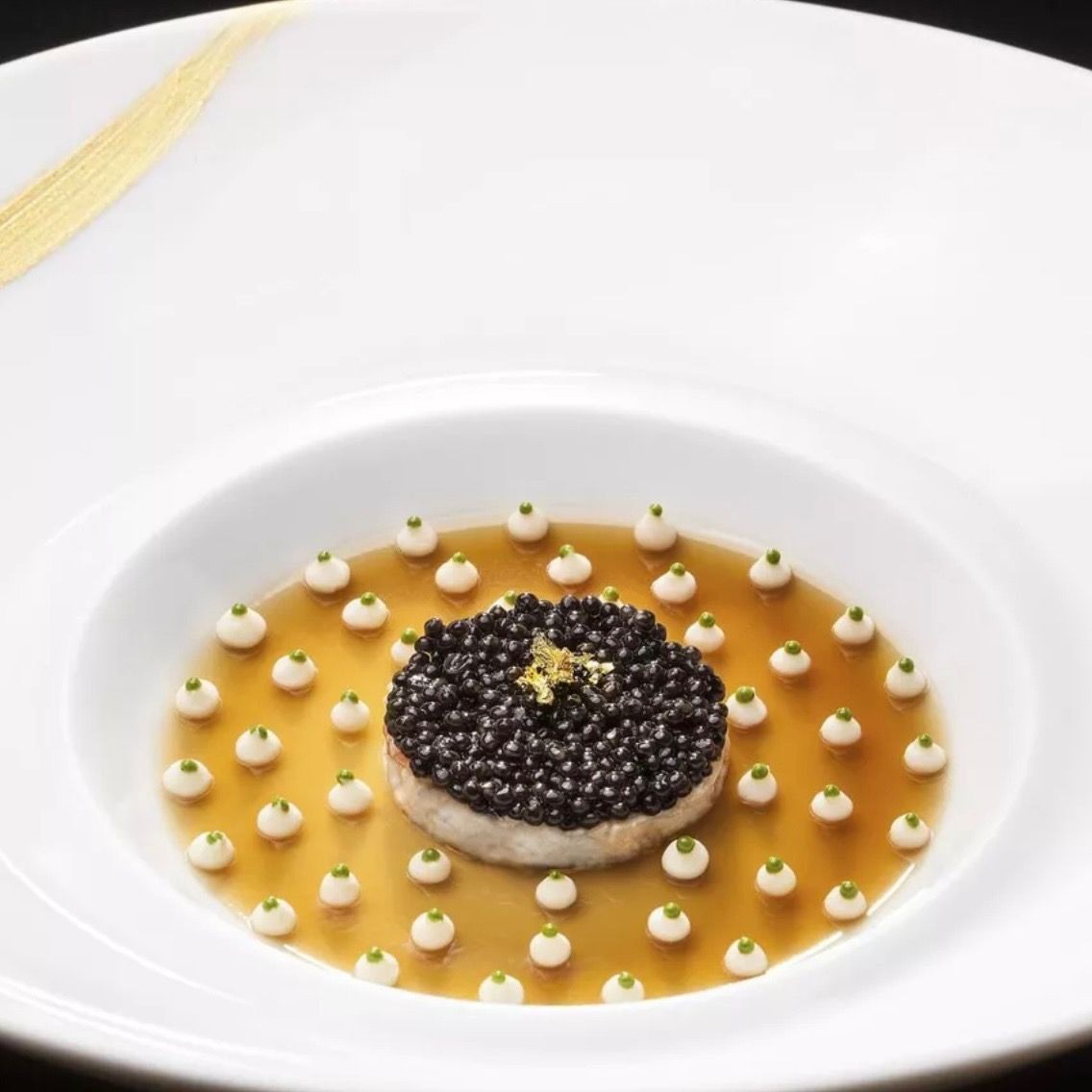 侯布雄的餐點更以頂級用料、經典烹飪手法結合華麗擺盤,成為台灣許多法餐愛好者的口袋名單。