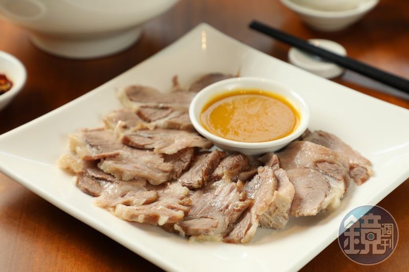 「桔醬不見天」選用黑毛豬最珍貴的胛心肉,口感Q軟,搭配竹東橫山桔醬,風味絕佳,成為店裡每天賣最快的菜色之一。(180元/小份)