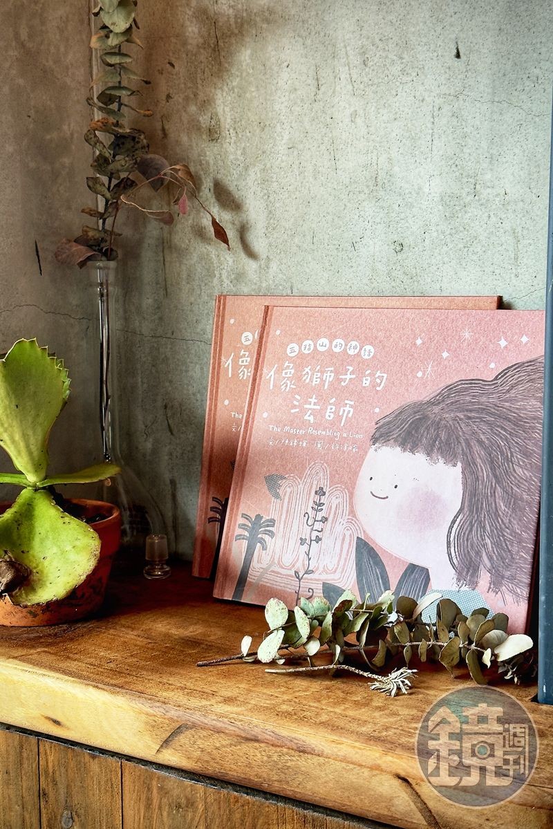 店裡除了擺設阿輝的陶藝作品、植栽布置,在書架上也能找到他與畫家一起創作的繪本。(童心怡攝)