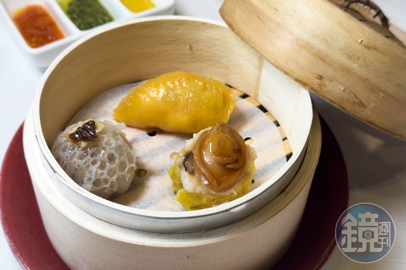 由章師傅設計的點心三款有麻辣鮮蝦魚米餃、鮑魚蒸燒賣、竹影山珍如意果。