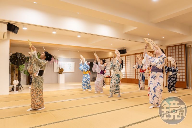位在台中的「西川淑敏舞踊知家」擁有近200坪的現代和室空間,設有光廊、花草樹影與榻榻米教室,明亮通透且寬敞舒適。