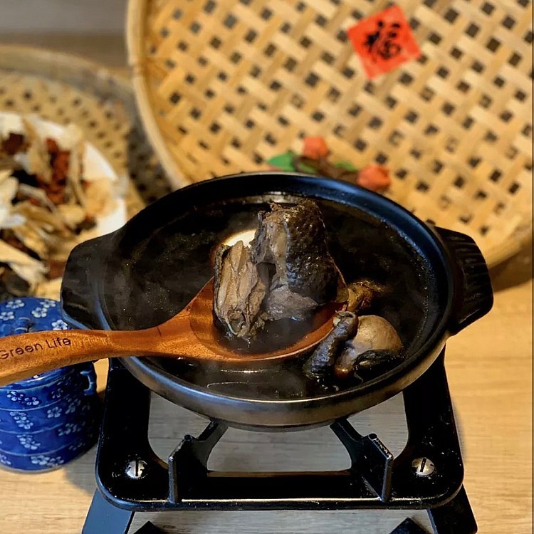 首烏廚 EAT 隱身在巷弄內，主要提供少油少鹽的客家家常料理，招牌必點為首烏帝王雞湯，以超過 30 種的藥草經過熬煮 8 小時，再加入當日的溫體烏骨雞，喝起來溫潤清香、暖心又暖胃。