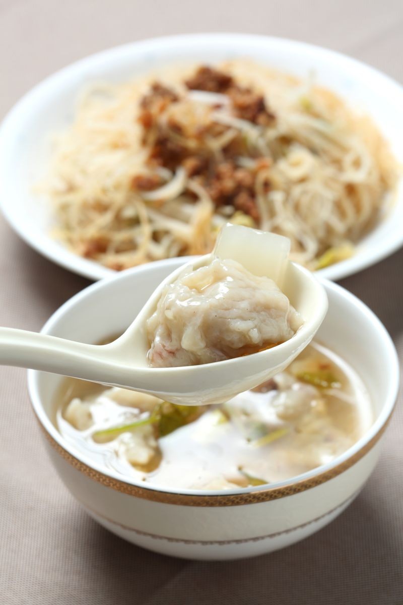 正老牌魷魚平的魷魚羹湯頭微酸帶甜,勾芡濃淡適中,配上一盤先炒好再續蒸的清淡炒米粉,形成絕佳搭配。(鏡週刊提供)