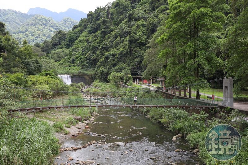 北埔冷泉位於外坪村大坪溪畔，溪流上方的吊橋能捕捉漂亮的風景照片，也是乘涼避暑的好去處。