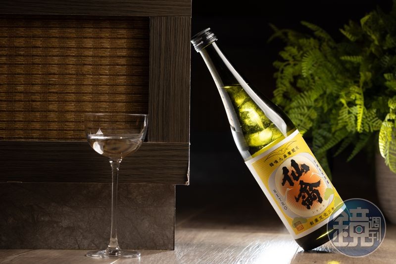連包裝都走江戶時代懷舊風的「仙禽RETRO」,標榜傳統自然酒藏,酸度高,適合搭餐。(350元/單杯)