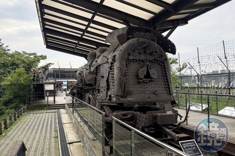 京義線長湍站蒸汽火車，滿布1,020多個彈孔的車體。