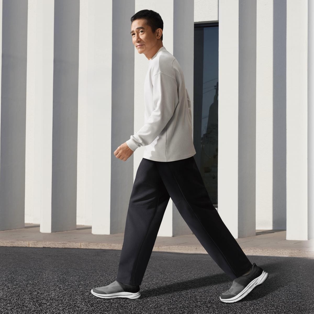 Skechers 看中梁朝偉在戲劇領域的深厚成就與影響力，選擇他作為品牌代言人，也是繼朴敘俊、車銀優之後，亞洲少見與品牌合作的重量級人物。