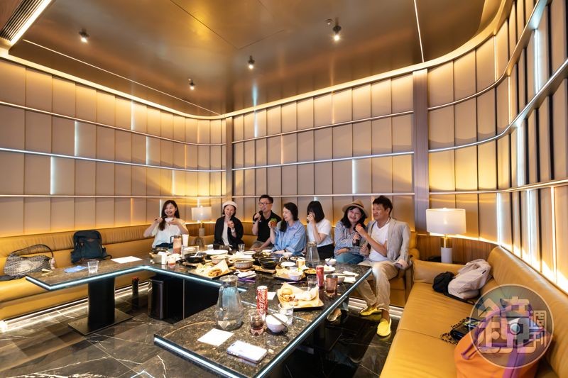 黃色包廂以金屬與黃皮革搭配木紋,空間充滿活力。