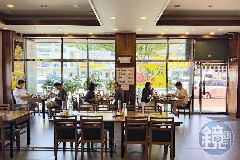 餐廳名字「同袍飯桌」傳達了無論政治立場,都能在美食的連結下相聚。