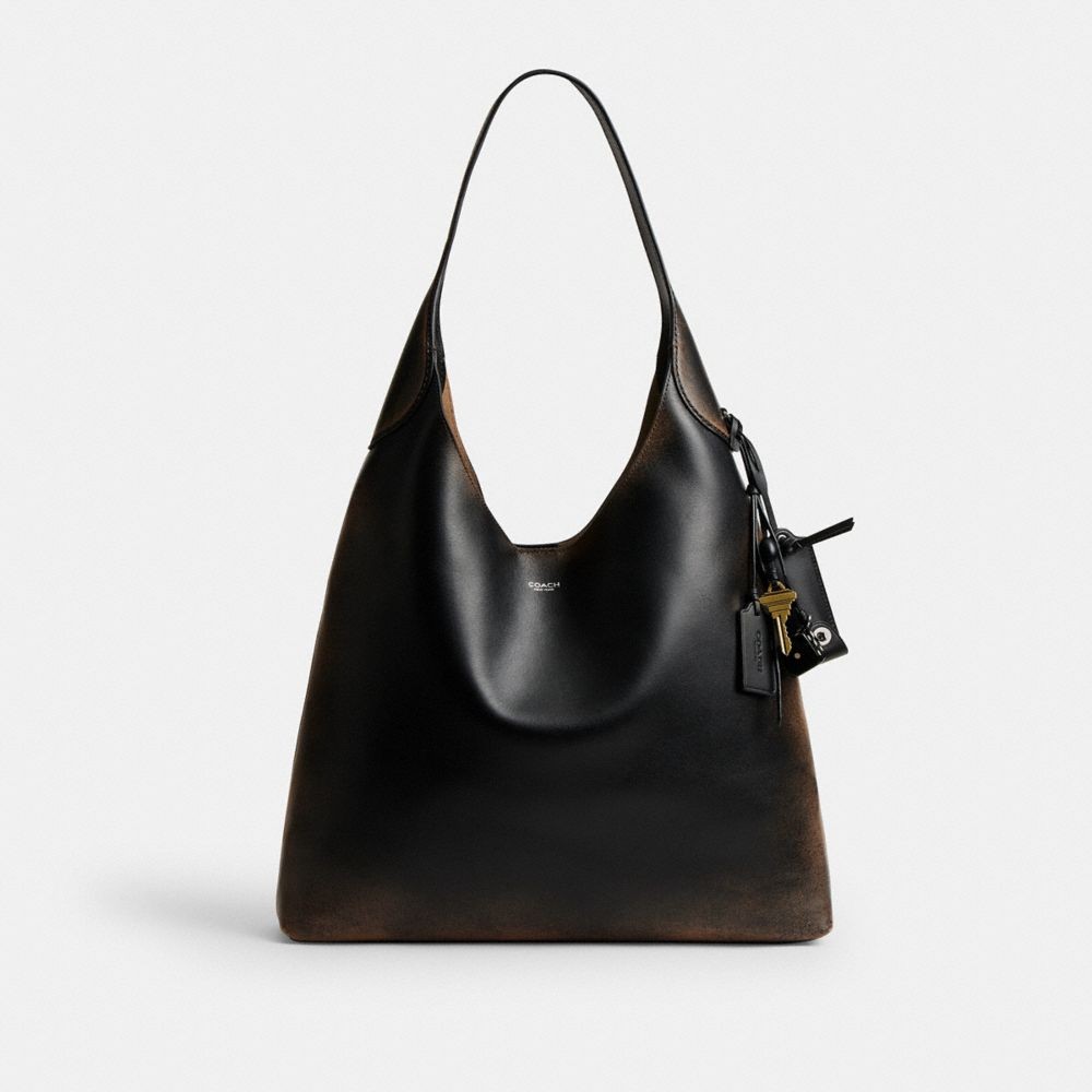 這款包同樣來自於「 Loved Leather」系列，品牌以紐約著名地標布魯克林為名，以流浪包的外型為設計，並搭配上個性的刷色，讓包款整體擁在保持實用的容量下同時還帶有街頭感的氣息。
