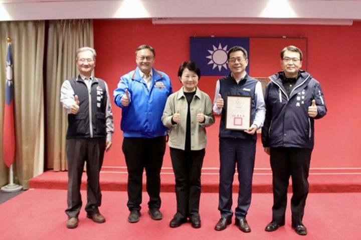 ▲盧秀燕市長頒發獎狀予寶熊漁樂碼頭，感謝其推廣永續旅遊與環境保育。　圖：寶熊漁樂碼頭／提供