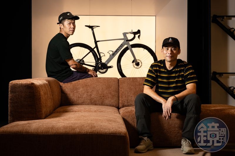 修敏燁(右)與修敏豪(左)兄弟,都是有15年以上車齡的車友,共同打造大男孩的單車俱樂部。
