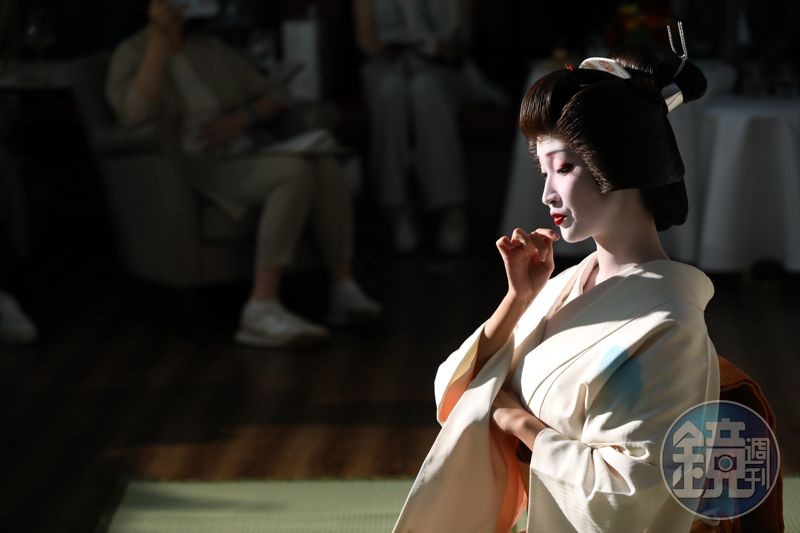 藝伎多都葉小姐在〈衹園小唄〉的表演中,透過四季變化,細膩表現京都衹園獨特的詩意。