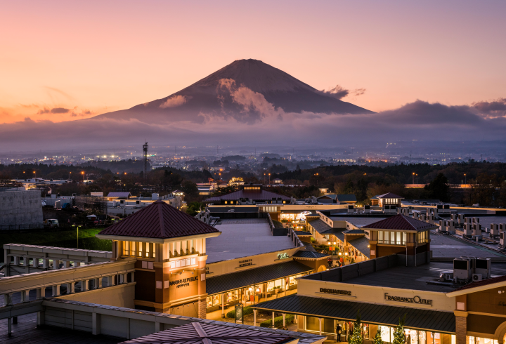 ▲以富士山為背景的「御殿場 PREMIUM OUTLETS®」，入夜後更顯風情萬種。　圖：向日遊顧問有限公司／提供
