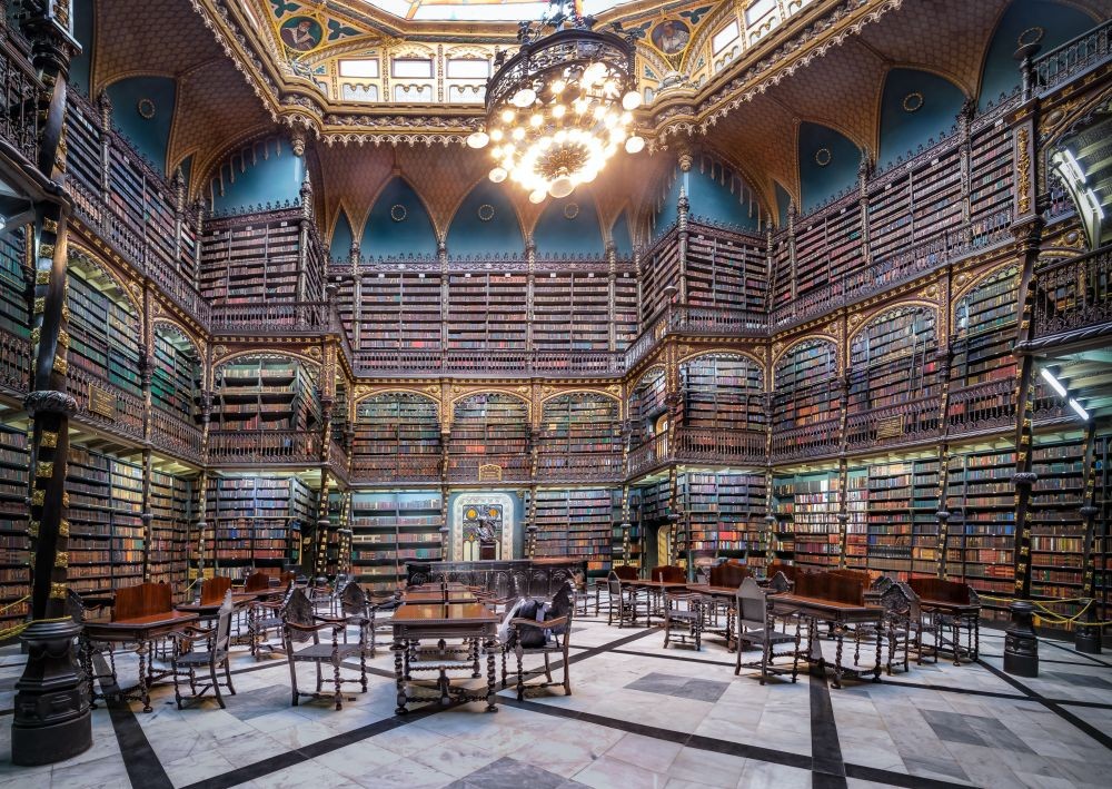坐落於巴西的里約皇家葡萄牙語閱覽室（The Royal Portuguese Cabinet of Reading），藏書量超過 35 萬冊，包括：珍貴的首版書籍及葡萄牙文學的最大海外收藏，是葡萄牙文化在海外的重要據點。建築設計靈感來自葡萄牙 16 世紀的熱羅尼莫斯修道院（Jerónimos Monastery），館內設有多尊葡萄牙著名探險家與文學巨匠的雕像，彰顯出整體空間的莊嚴以及雄偉。