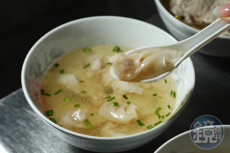 「餛飩湯」的油蔥超級香。(30元/碗)