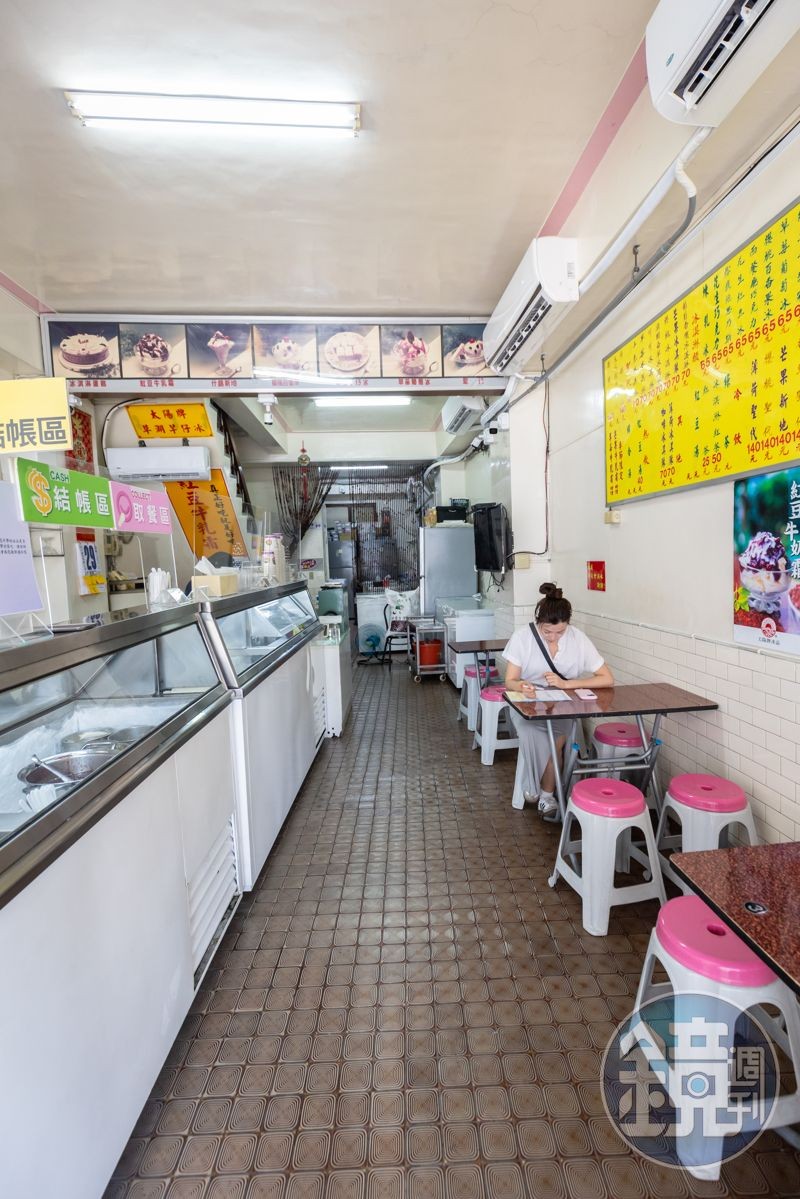 店內沒有進行華麗翻修,停留在80年代的復古裝潢反而更有味道。