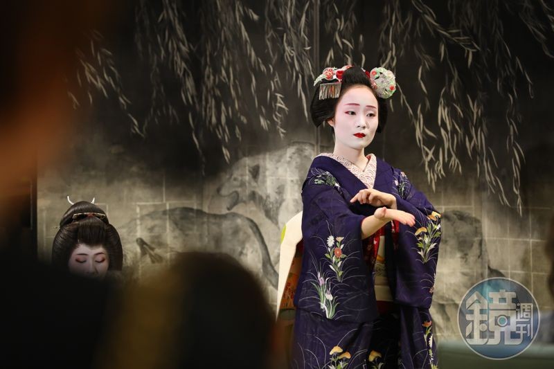 年紀最小的舞伎穗乃佳小姐在〈夏夜螢光〉中表現京都夏天夜晚的涼意與靜謐之美。