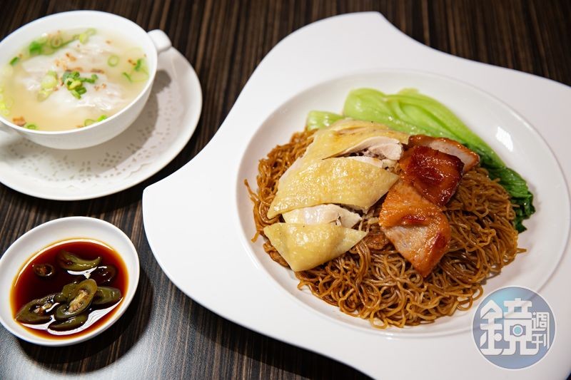 藍湖美食的雲吞湯配燒臘雙拼炒麵是船上最受好評的餐點之一。